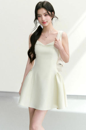 Elegant Waist-Cinching Dress