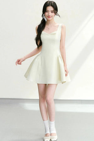 Elegant Waist-Cinching Dress