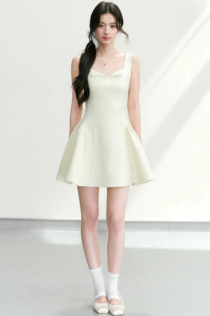 Elegant Waist-Cinching Dress
