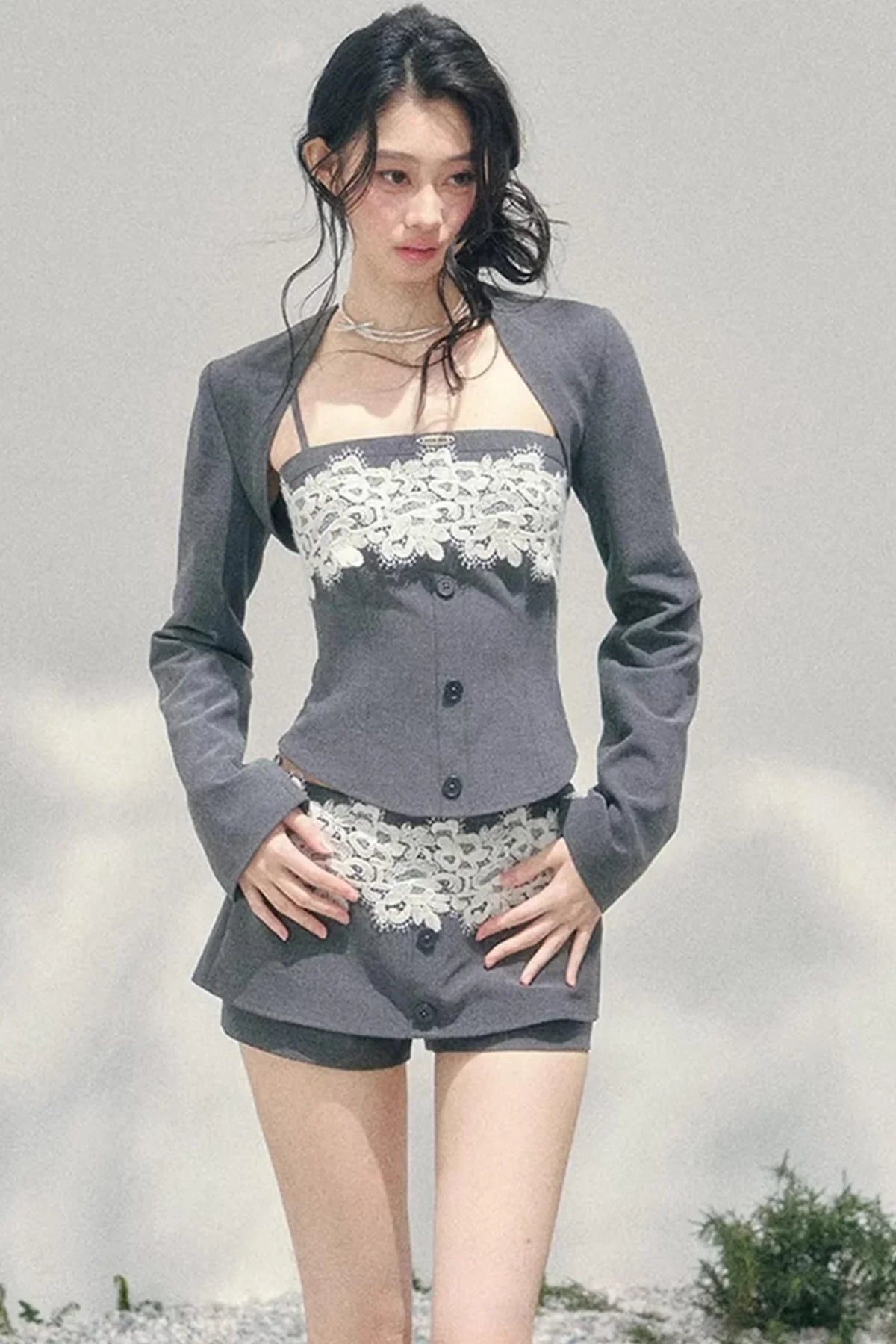 Eye-Catching Lace Spring Vest Set-Up