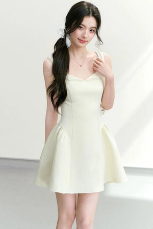 Elegant Waist-Cinching Dress