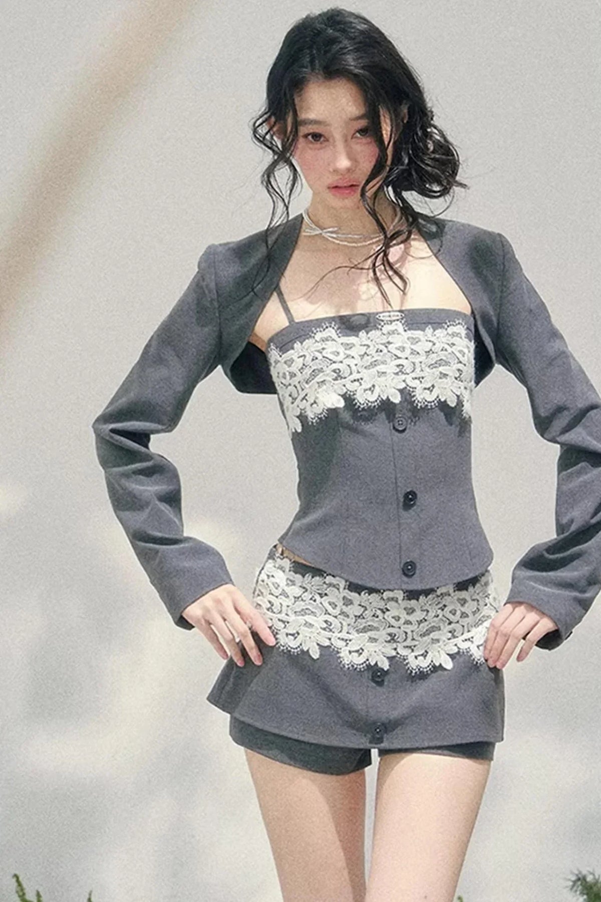 Eye-Catching Lace Spring Vest Set-Up