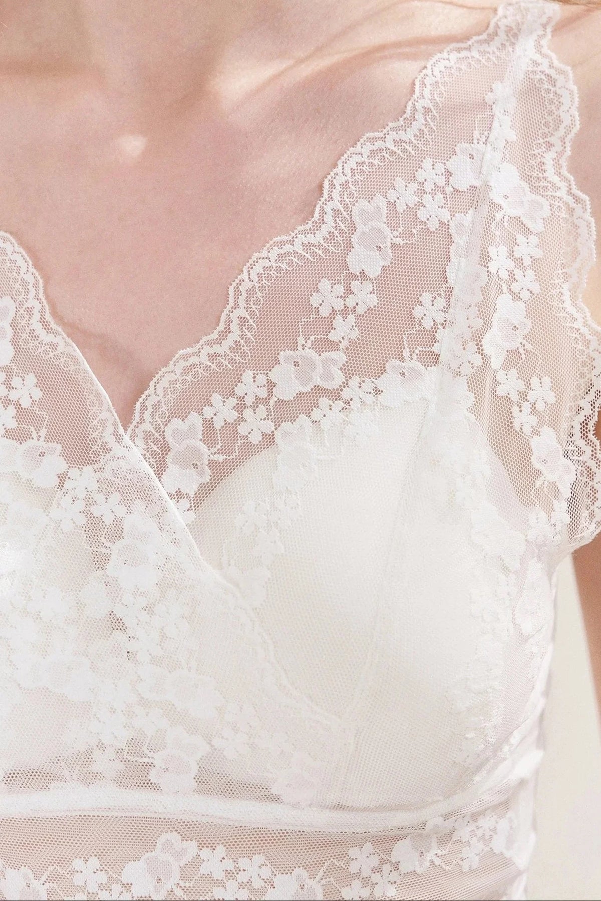Five-Petal Flower Lace Camisole With Built-In Cup