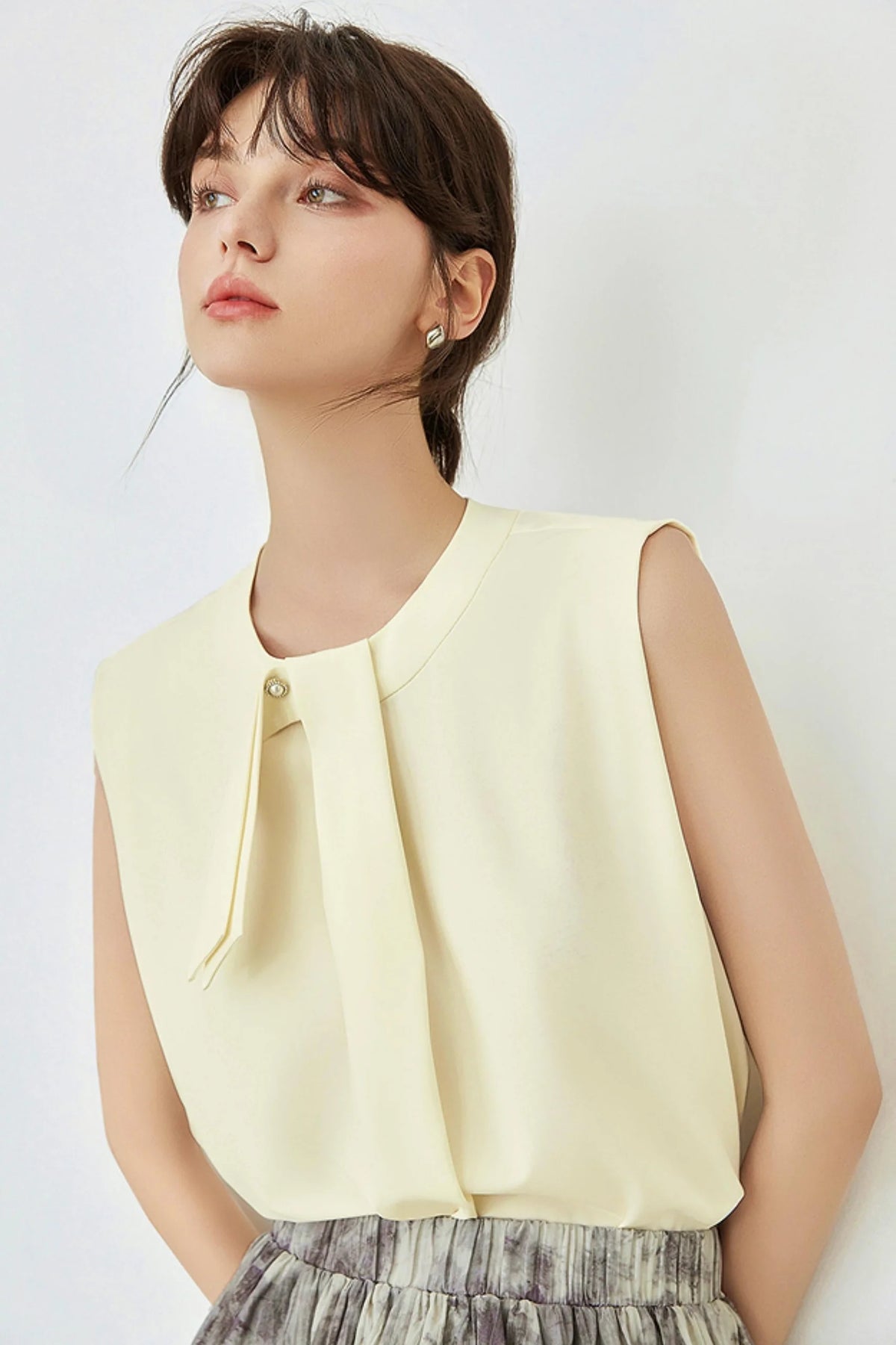 Refined Office Look Sleeveless Top