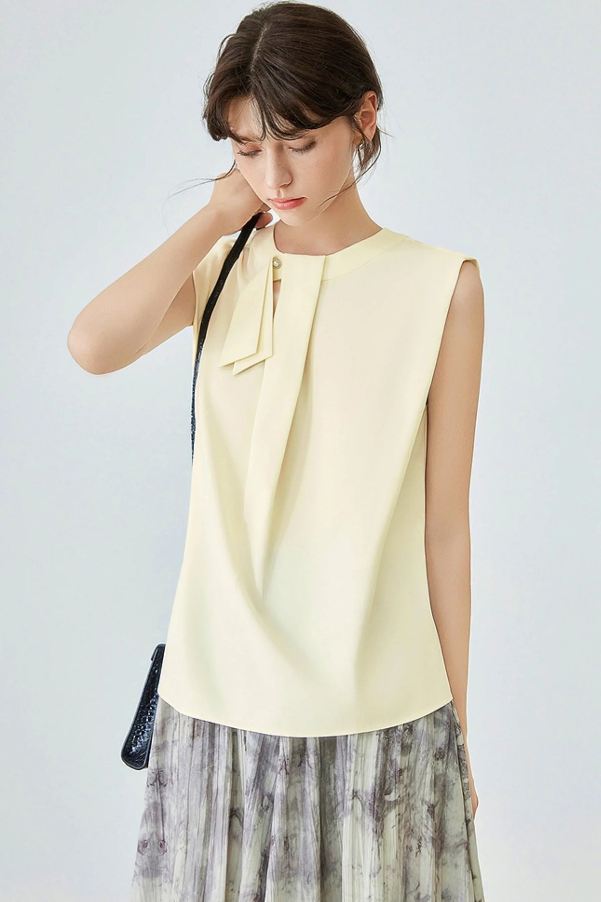 Refined Office Look Sleeveless Top