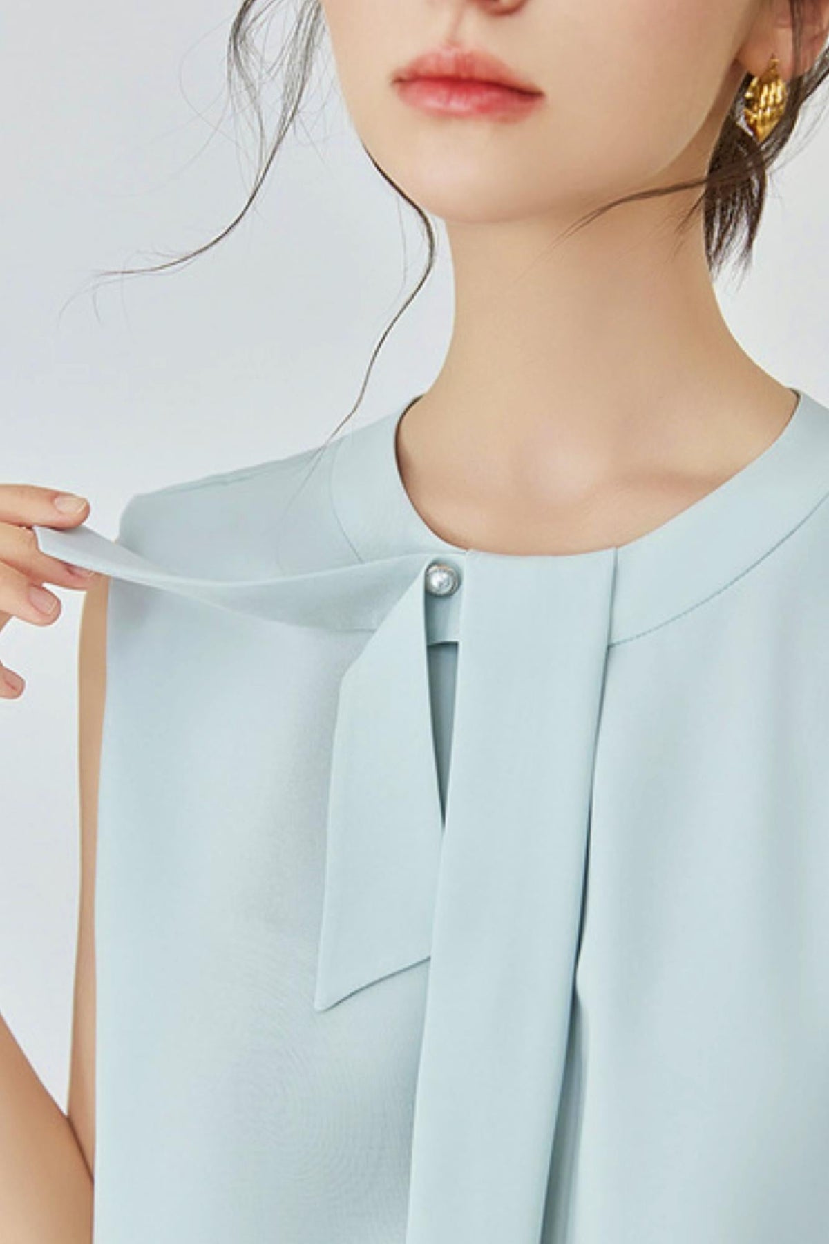 Refined Office Look Sleeveless Top