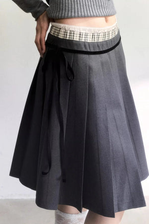 A gray retro-style pleated skirt with a velvet ribbon detail.
