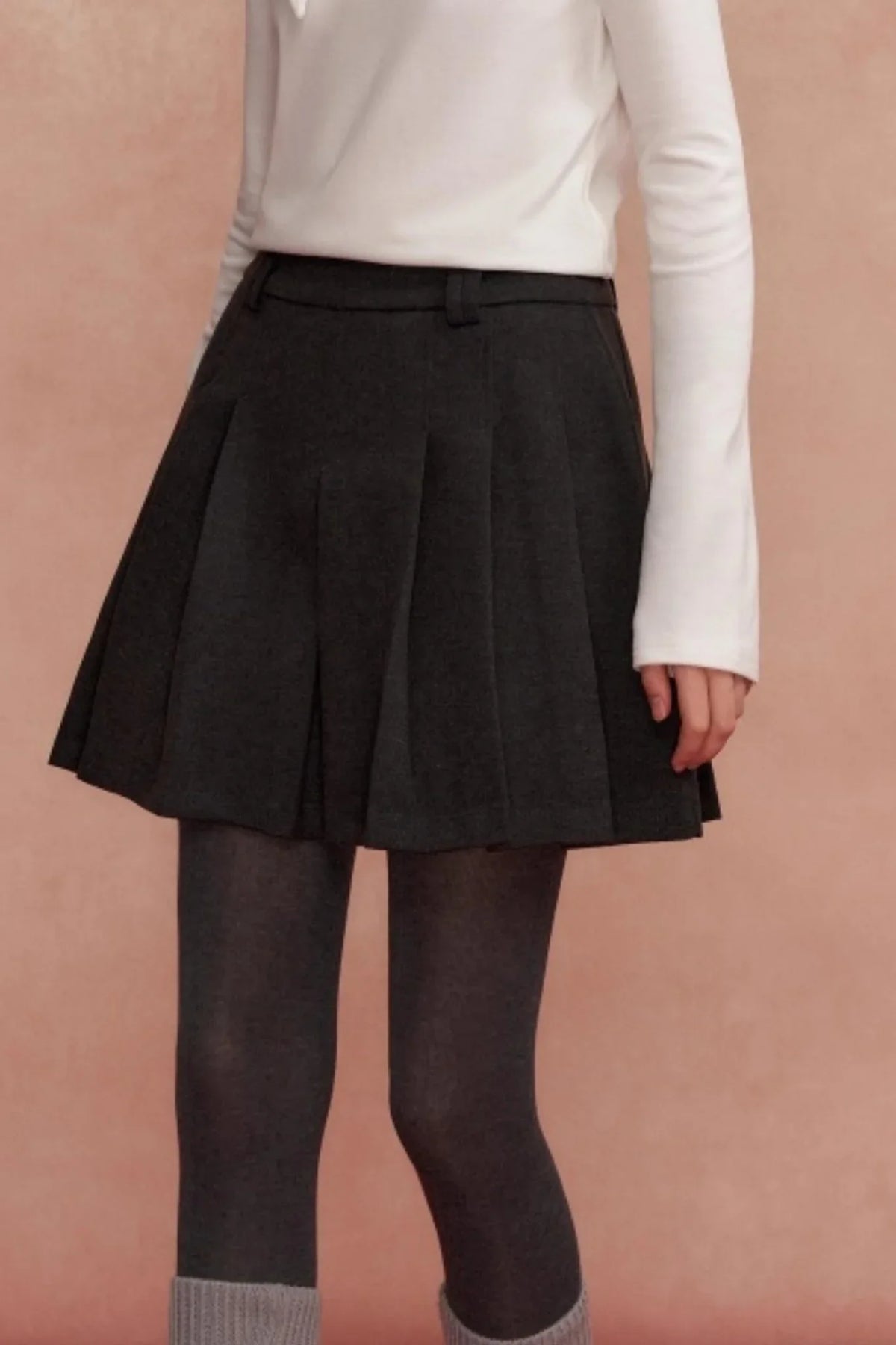 Gray woolen pleated mini skirt.