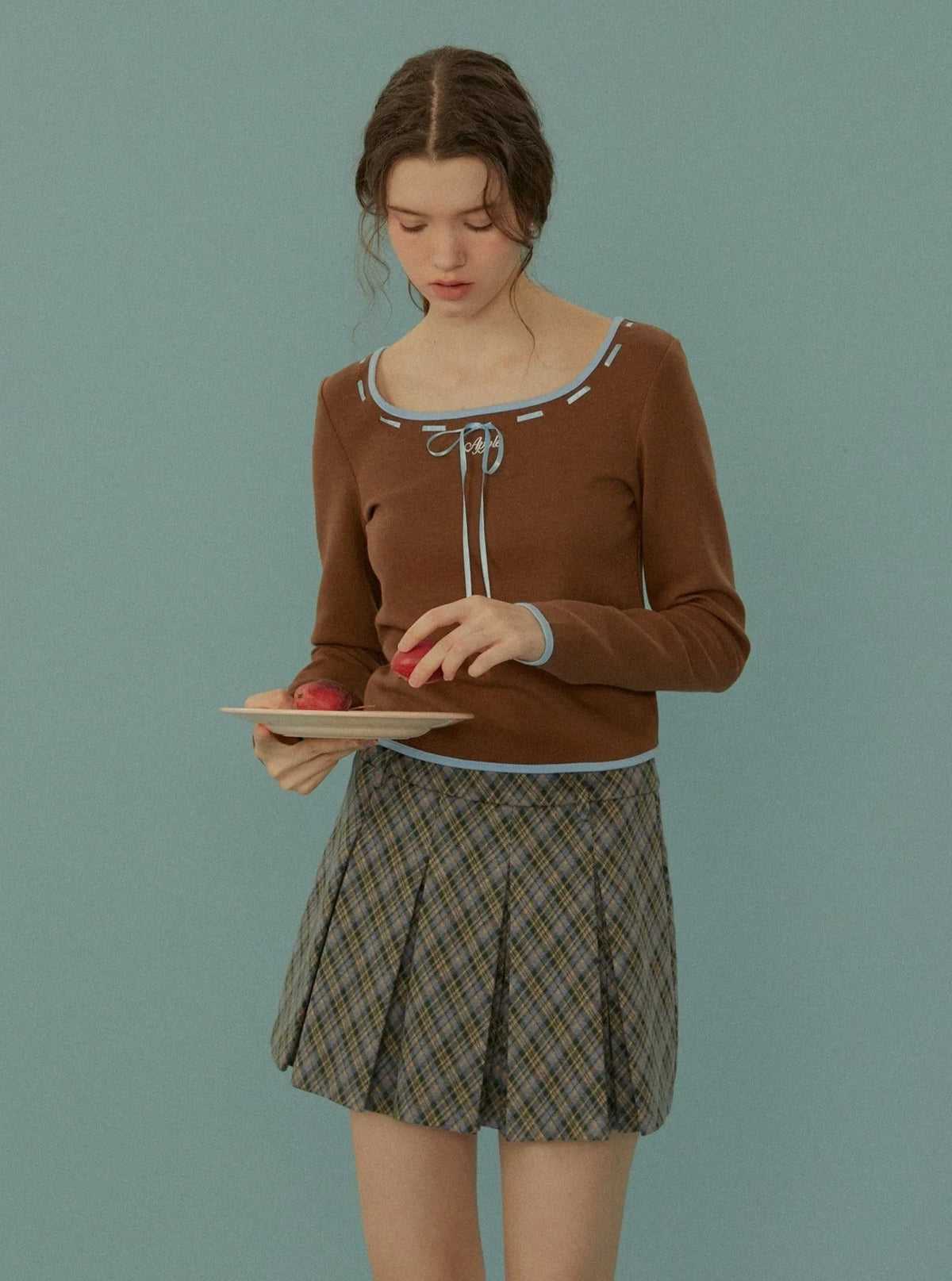 U-neck ribbon embroidery long sleeve base t-shirt